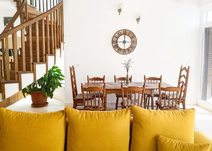 Seastone Alta Beachfront * تروغير