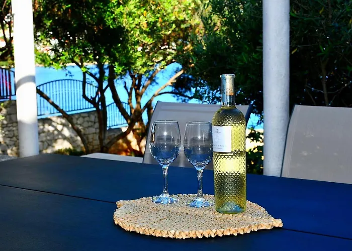 Seastone Alta Beachfront * تروغير