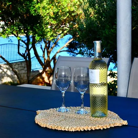 Seastone Alta Beachfront * تروغير