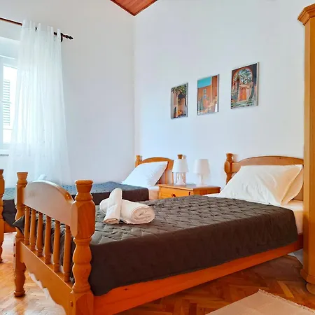 Seastone Alta Beachfront * تروغير